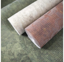 Detailni zaber na dve role strukturovane tapety, jedna s efektem kamene a druha s efektem rzi.