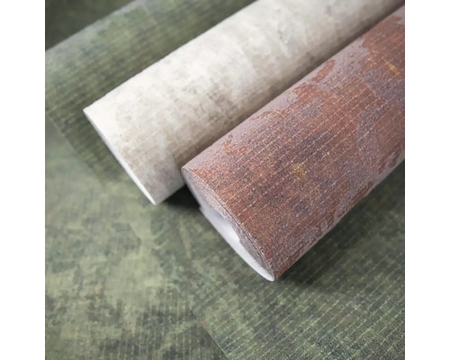 Detailni zaber na dve role strukturovane tapety, jedna s efektem kamene a druha s efektem rzi.