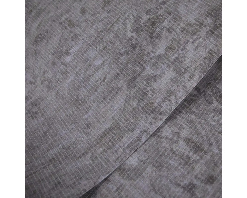 Detailní záběr na strukturovanou tapetu s kamenným vzhledem a jemným textilním vzorem.