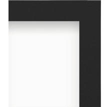 Detailní pohled na roh černého fotorámečku s bílou paspartou.
