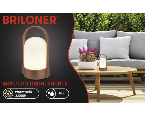 Briloner Logo, akumulátorová LED stolní lampa na dřevěném stole v zahradě s pohovkou a plotem, teplá bílá 3000 Kelvinů, krytí IP44.