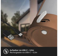 Detailní pohled na svítidlo s nabíjecím portem USB-C a nabíjecím kabelem o délce 0,5 metru.