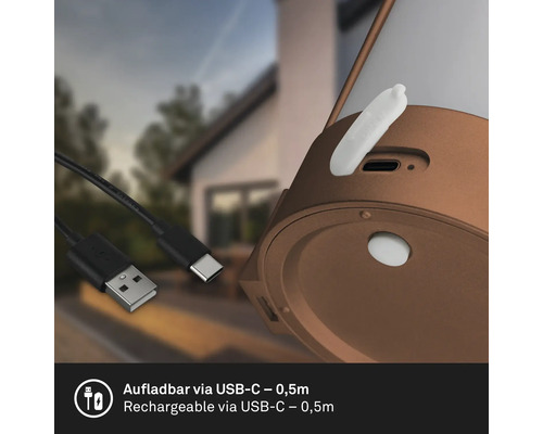 Detailní pohled na svítidlo s nabíjecím portem USB-C a nabíjecím kabelem o délce 0,5 metru.
