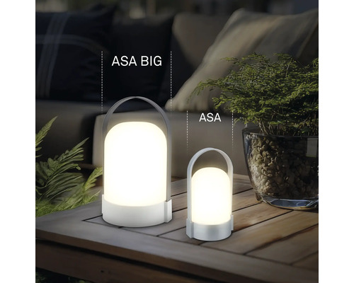 Mobilní stolní LED lampy ASA BIG a ASA na dřevěném stole ve venkovním prostoru.