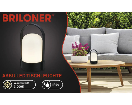 Briloner Logo, černá akumulátorová LED stolní lampa na dřevěném zahradním stole, teplé bílé světlo 3.000 Kelvinů, ochrana IP44.