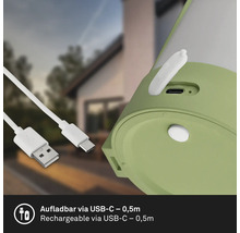 Detail svítidla s USB C portem a bílým nabíjecím kabelem o délce nula celá pět metru.