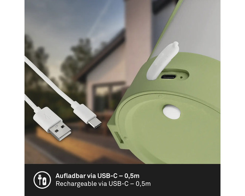 Detail svítidla s USB C portem a bílým nabíjecím kabelem o délce nula celá pět metru.
