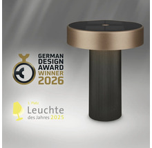 Moderní stolní lampa s drážkovaným podstavcem, ocenění German Design Award Winner 2026 a první místo Svítidlo roku 2025.