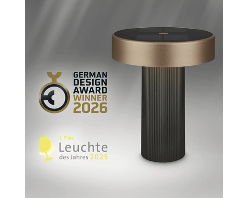 Moderní stolní lampa s drážkovaným podstavcem, ocenění German Design Award Winner 2026 a první místo Svítidlo roku 2025.