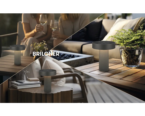Solární stolní lampa Briloner v antracitové barvě na dřevěných stolech v různých venkovních scénách s nábytkem a ohništěm. Briloner Logo.