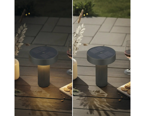 Solární stolní lampa pro venkovní použití na zahradním stole, zobrazení v osvětleném a neosvětleném stavu.