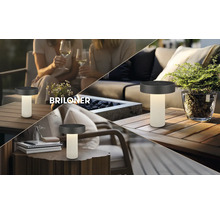 Venkovní stolní LED lampa Briloner na baterie, přenosná, na dřevěných plochách v různých zahradních scénách s Briloner Logo.