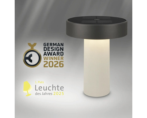 Moderní svítidlo s rýhovaným podstavcem, German Design Award Logo Winner 2026 a Svítidlo roku Logo první místo 2025.