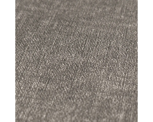 Detailní záběr strukturované tapety v šedé barvě se svislými liniemi a jemným vzhledem tkaniny.