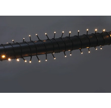 LED světelný řetěz s teple bílými diodami, omotaný kolem tmavé trubky.