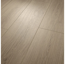 Laminátová podlaha se vzhledem dubu s přirozenou kresbou dřeva a hmatatelnou strukturou povrchu.