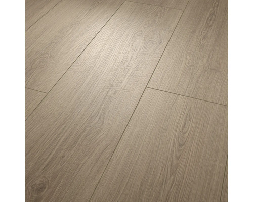 Laminátová podlaha se vzhledem dubu s přirozenou kresbou dřeva a hmatatelnou strukturou povrchu.