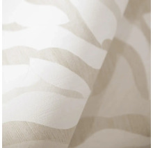 Detail tapety s vlnitym, organickym vzorem a vlaknitou texturou.