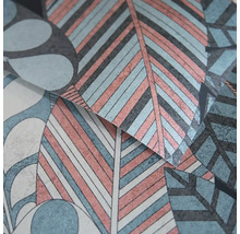 Detail vliesové tapety s moderním vzorem listů a geometrickými prvky.