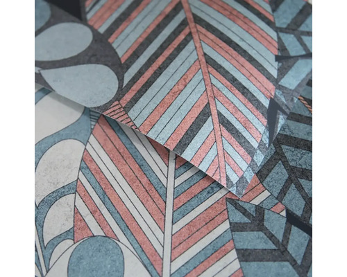 Detail vliesové tapety s moderním vzorem listů a geometrickými prvky.