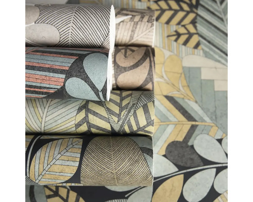 Hromada různých rolí tapet s botanickými vzory listů a geometrickými liniemi pro moderní dekoraci stěn.