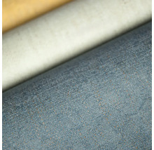 Detailní záběr tapety s jemnou strukturou a povrchem připomínajícím textil.