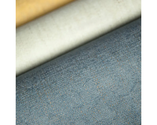 Detailní záběr tapety s jemnou strukturou a povrchem připomínajícím textil.