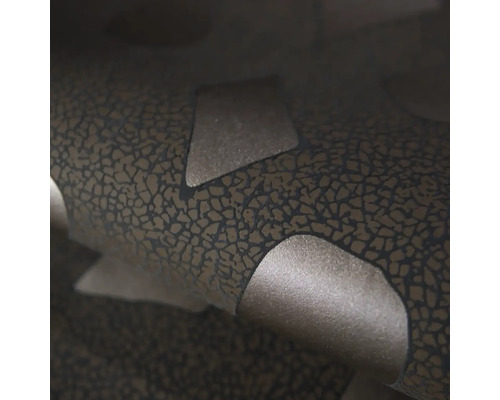 Detailní záběr tapety s jemně strukturovaným povrchem a velkými metalicky lesklými prvky.