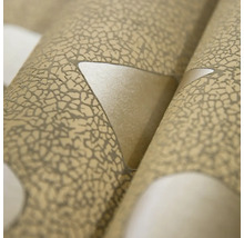 Detail tapety s popraskanou texturou a geometrickým vzorem trojúhelníků.