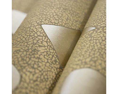 Detail tapety s popraskanou texturou a geometrickým vzorem trojúhelníků.