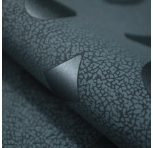 Detail strukturované tapety s krakelovacím efektem a geometrickými trojúhelníky.