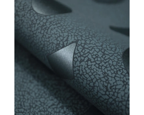 Detail strukturované tapety s krakelovacím efektem a geometrickými trojúhelníky.