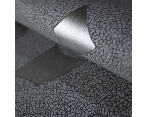 Detailní záběr tapety s texturovaným mozaikovým vzhledem a metalicky se lesknoucím prvkem.
