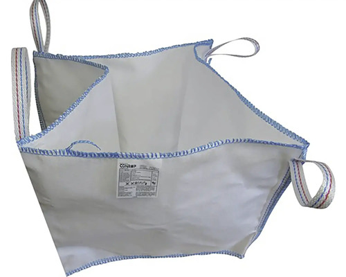 Bílý Big Bag se čtyřmi modrými zvedacími oky z odolného polypropylenu na stavební materiály.
