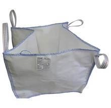 Bílý Big Bag se čtyřmi zvedacími oky a modrým prošíváním pro přepravu těžkých materiálů.