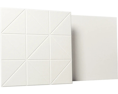 Bílé čtvercové nástěnné panely z pěny, jeden panel s geometrickým trojúhelníkovým reliéfem a jeden panel s hladkým povrchem.