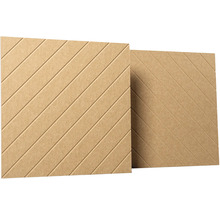 Čtvercový akustický panel z dřevěných vláken s diagonálními drážkami.