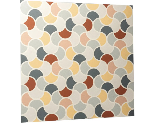 Tapeta s geometrickým vzorem do sebe zapadajících vějířovitých tvarů v retro stylu mid-century modern.