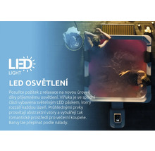 Dvě osoby relaxují v noci ve čtvercové vířivce s integrovaným LED osvětlením na dřevěné terase.