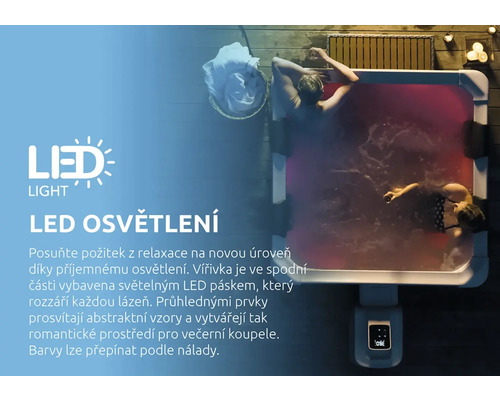 Dvě osoby relaxují v noci ve čtvercové vířivce s integrovaným LED osvětlením na dřevěné terase.