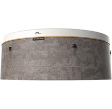 Venkovní stěna kulaté vířivky MSpa s šedou texturou, nápisem SyncJet Tech, MSpa Logo a uzavíracími přezkami.