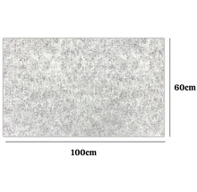 Obdélníkový koberec s abstraktním vzorem, rozměry 100 na 60 centimetrů.