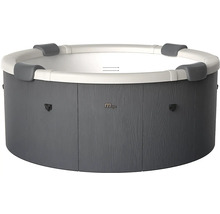 Kulatá vířivka s vnějším obložením ve vzhledu dřeva, bílou vnitřní stranou a čtyřmi opěrkami hlavy na okraji, MSpa Logo.