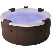 Kulatá vířivka ve vzhledu dřeva s bílým okrajem, čtyřmi opěrkami hlavy, modře osvětlenou bublající vodou a logem MSpa.