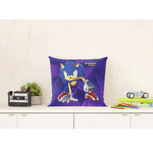 Dekorační polštář s motivem a logem Sonic Prime na bílé komodě ve světlém, organizovaném dětském pokoji s rostlinami a hračkami.