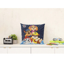 Světlá a uspořádaná scéna s čtvercovým dekorativním polštářem Paw Patrol s postavami Marshall, Chase, Rubble a Skye na psacím stole.