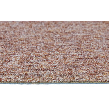 Detailní záběr smyčkového koberce se strukturovaným povrchem.