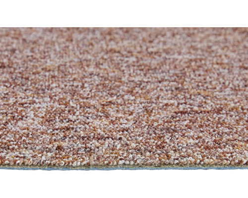 Detailní záběr smyčkového koberce se strukturovaným povrchem.