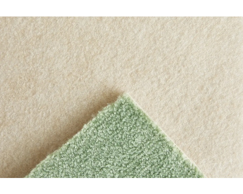 Zelený koberec s texturovaným povrchem a béžovým plstěným podkladem. Detailní pohled na strukturu materiálu.
