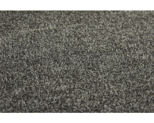 Detailní záběr na šedý koberec s hustou, melírovanou texturou.